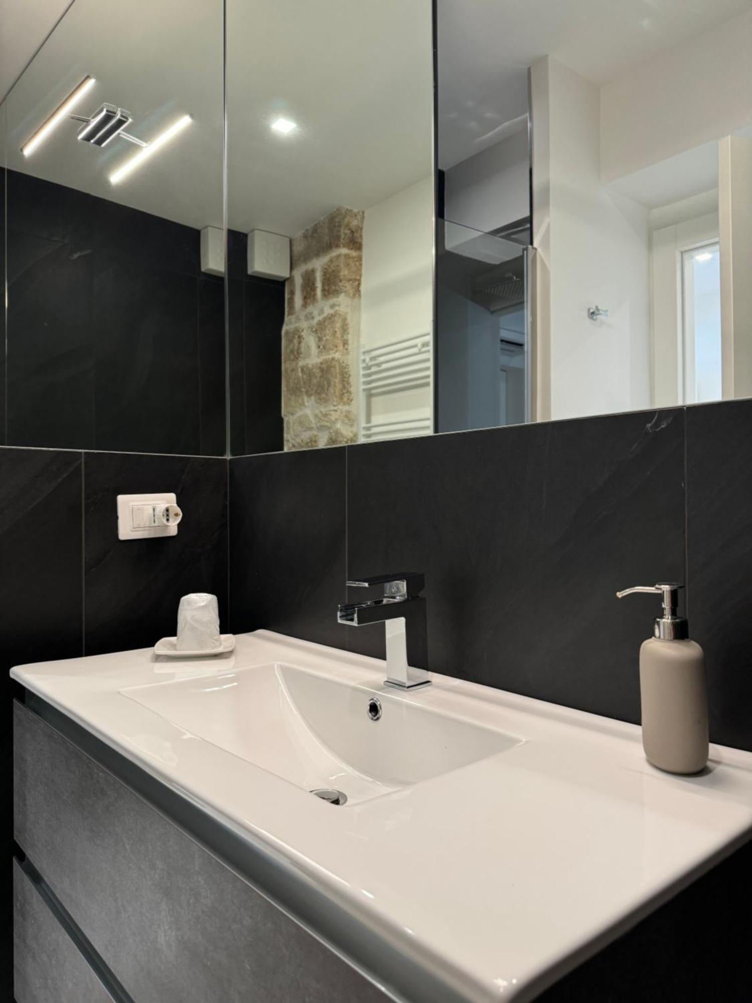 Re House Suite & Deluxe Apartament Асколи-Пичено Экстерьер фото
